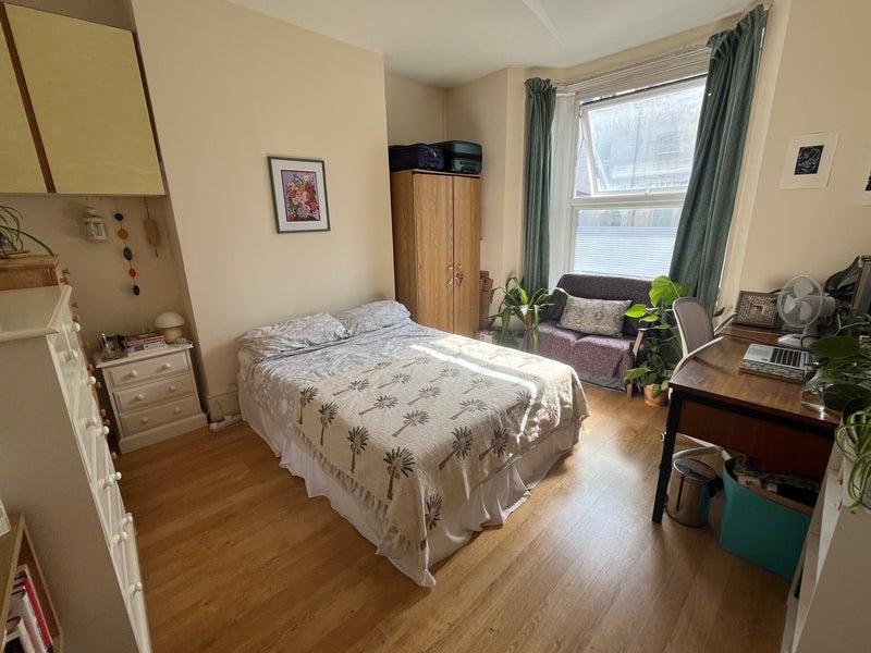 Room Junction Road in Greater London