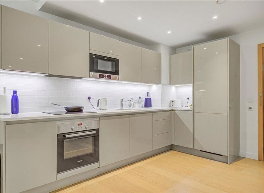 Flat Sayer Street in Greater London
