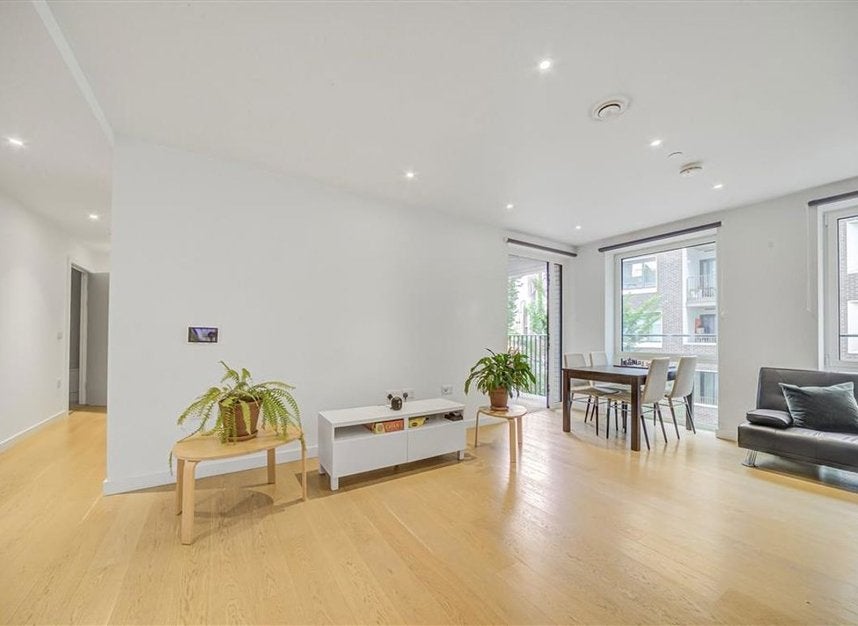Flat Sayer Street in Greater London