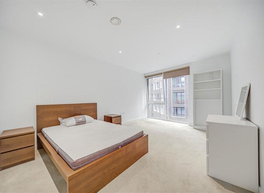 Flat Sayer Street in Greater London