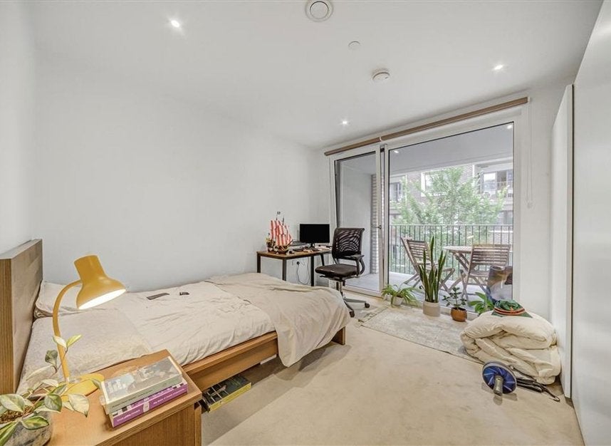 Flat Sayer Street in Greater London