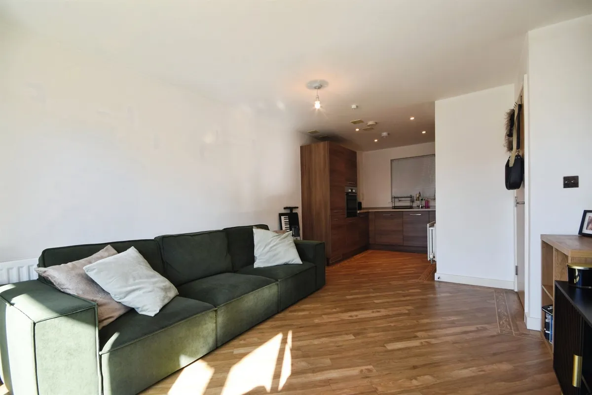 Flat Rollason Way in Brentwood