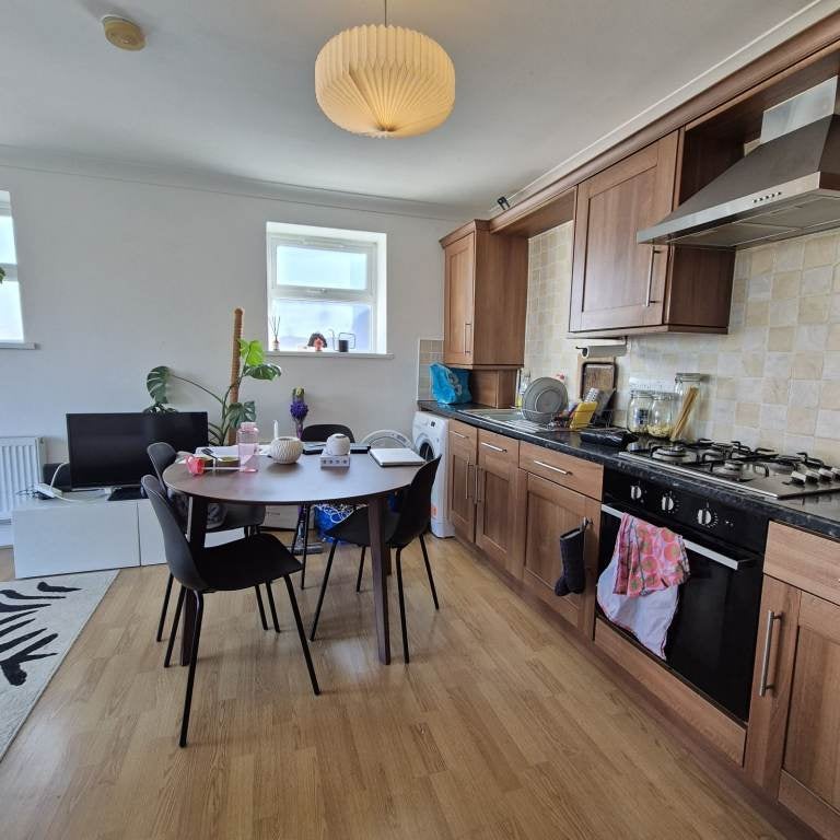 Flat Elmfield Road in Greater London