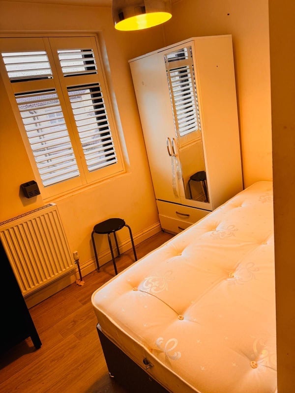 Room Boundary Road in Greater London
