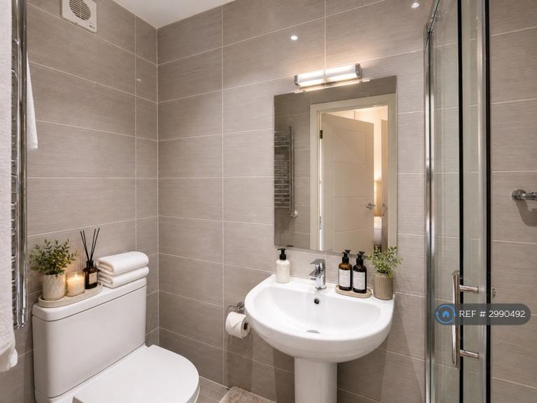 Room Russells Crescent in Reigate and Banstead
