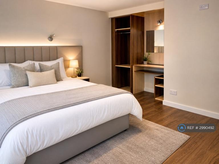 Room Russells Crescent in Reigate and Banstead