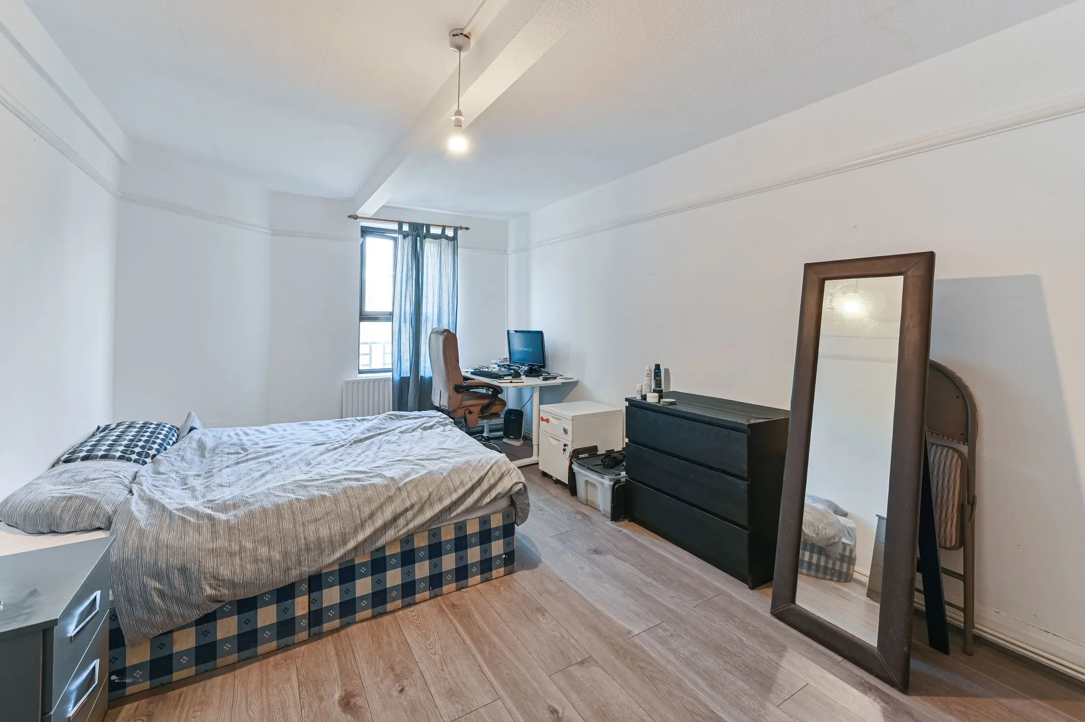 Flat Kintyre Court in Greater London