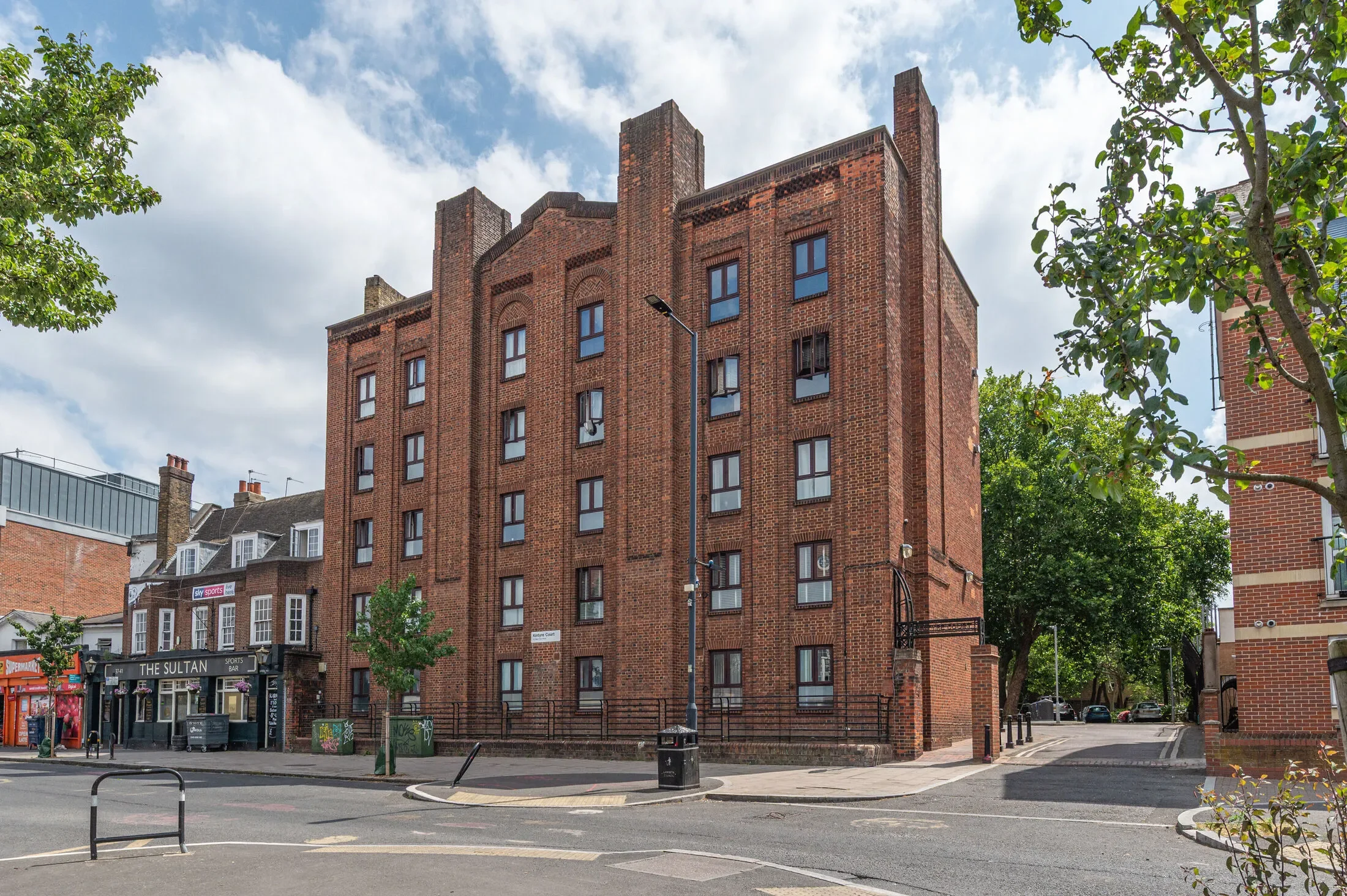 Flat Kintyre Court in Greater London