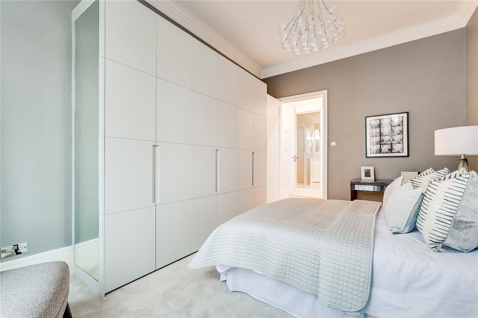 Flat Sloane Gardens in Greater London