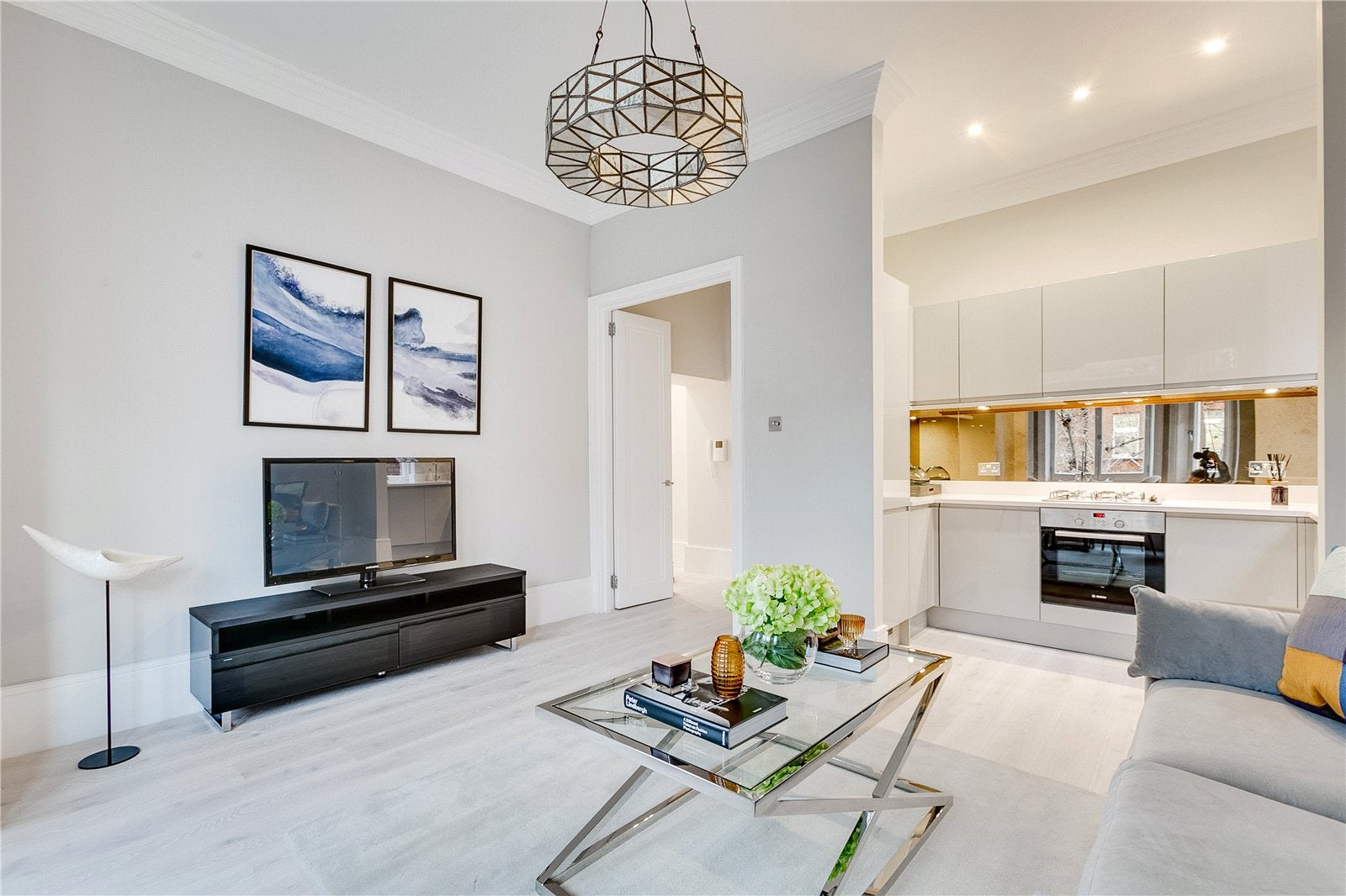 Flat Sloane Gardens in Greater London