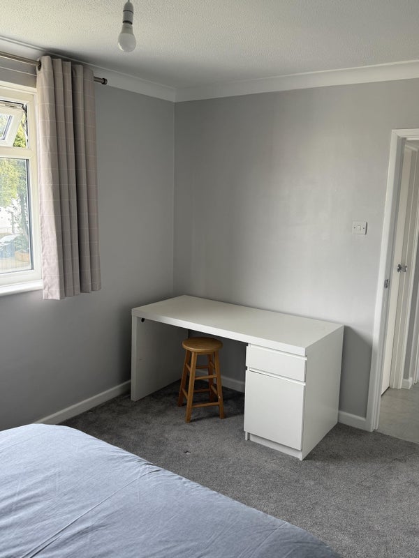 Room St. George's Close in Highcliffe-on-Sea