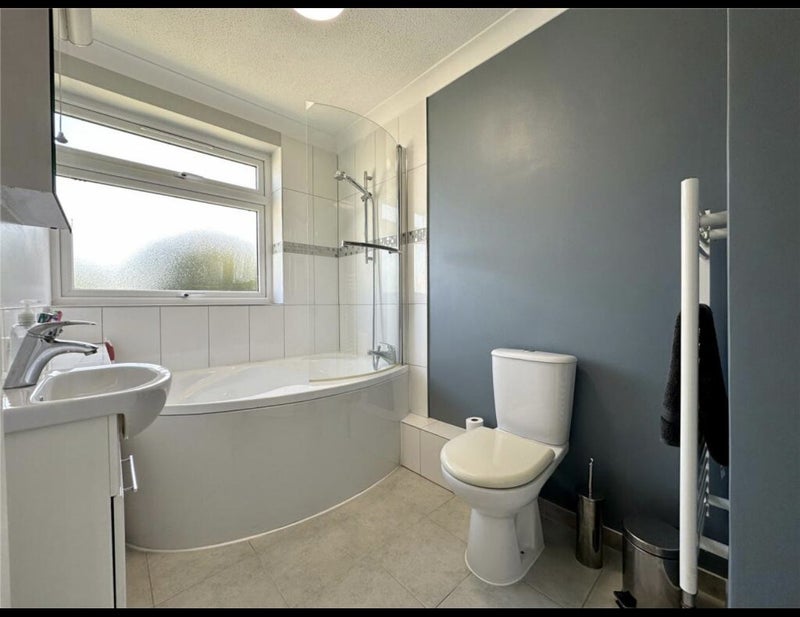 Room St. George's Close in Highcliffe-on-Sea