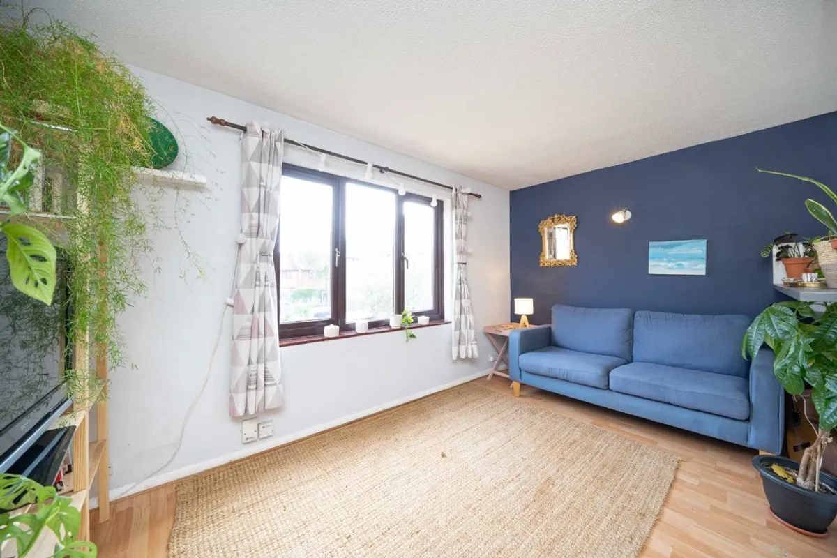 Flat Neptune Court in Greater London