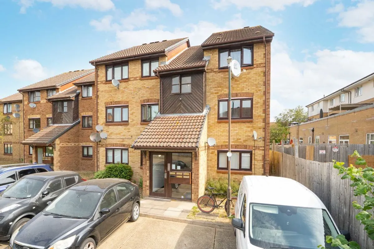 Flat Neptune Court in Greater London
