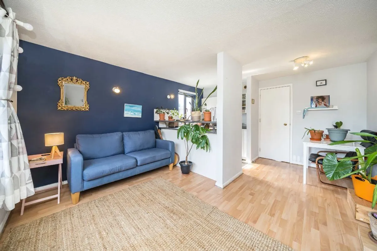 Flat Neptune Court in Greater London
