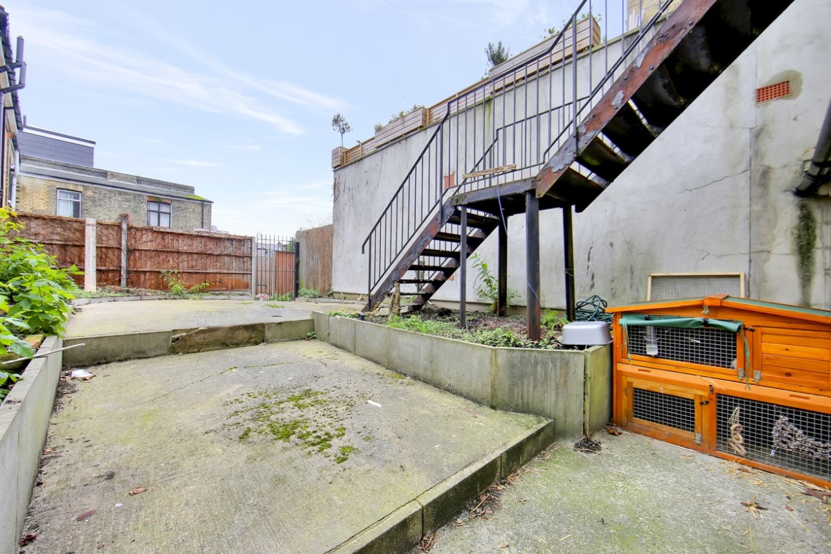 Flat Wightman Road in Greater London