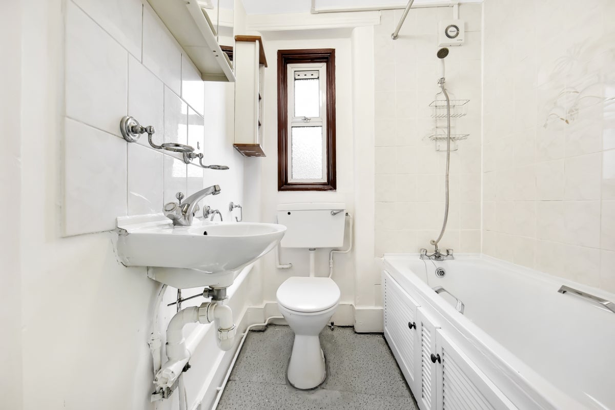 Flat Wightman Road in Greater London