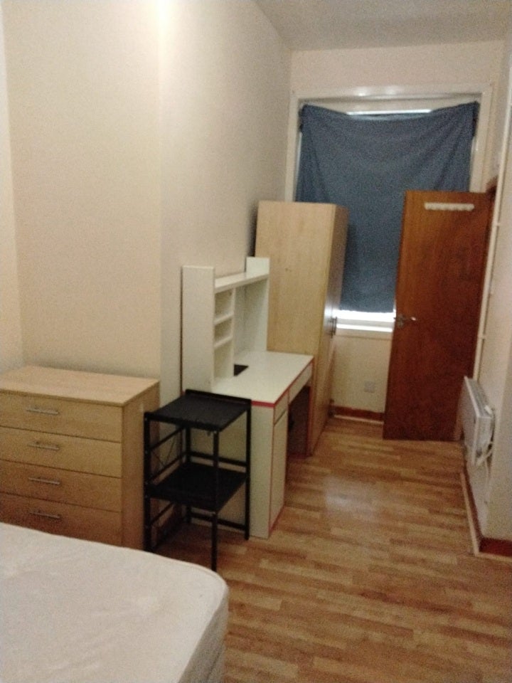 Room Plumstead High Street in Greater London