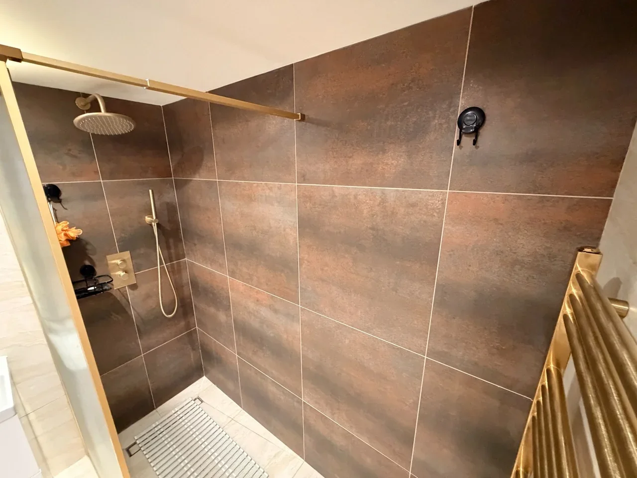 Room Larks Way in Woking