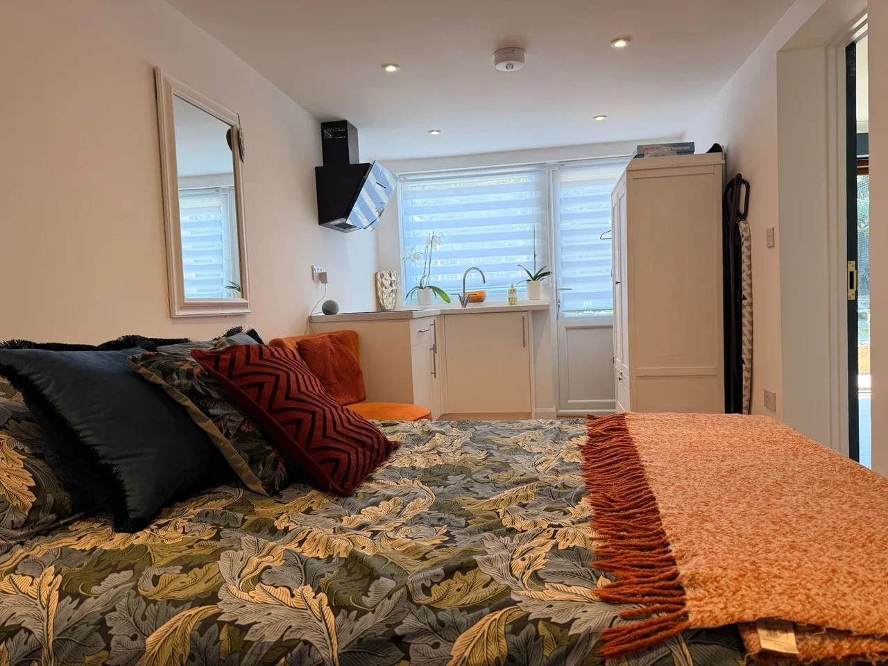 Room Larks Way in Woking