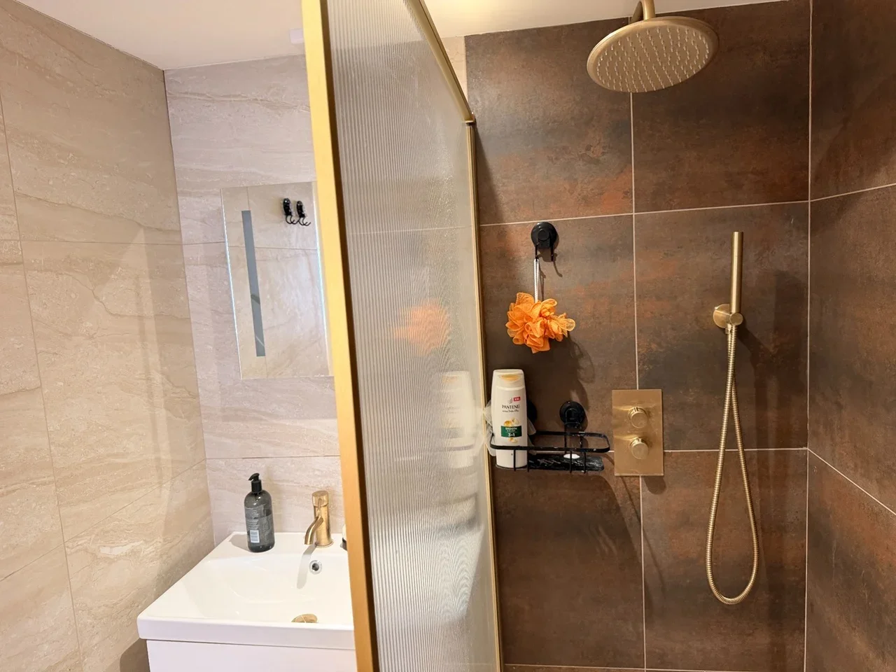 Room Larks Way in Woking