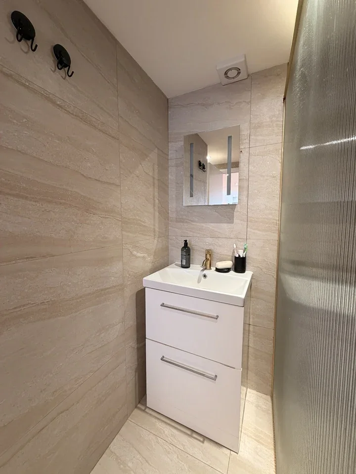 Room Larks Way in Woking