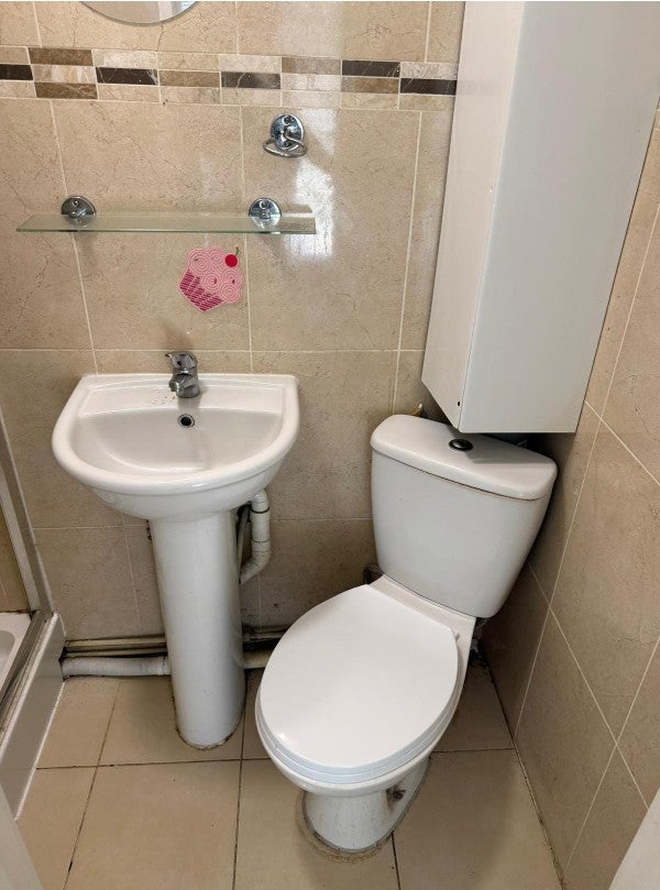 Room Vanquish Close in Greater London