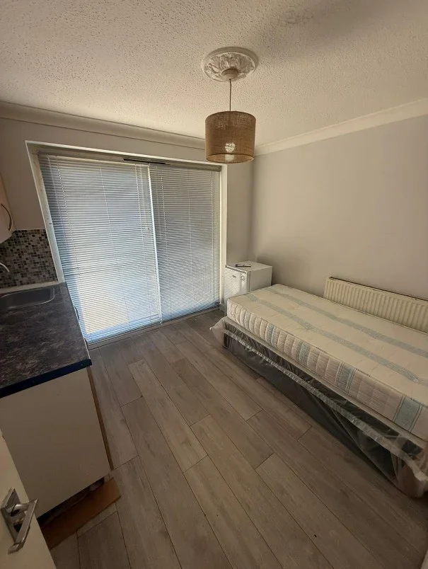 Room Vanquish Close in Greater London