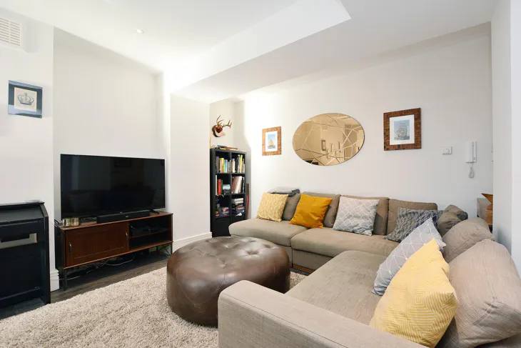 Flat Ainger Road in Greater London