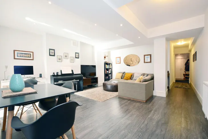 Flat Ainger Road in Greater London