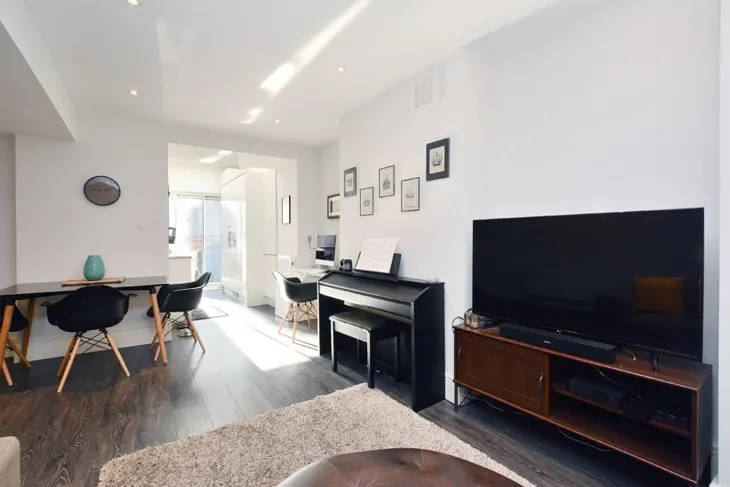 Flat Ainger Road in Greater London