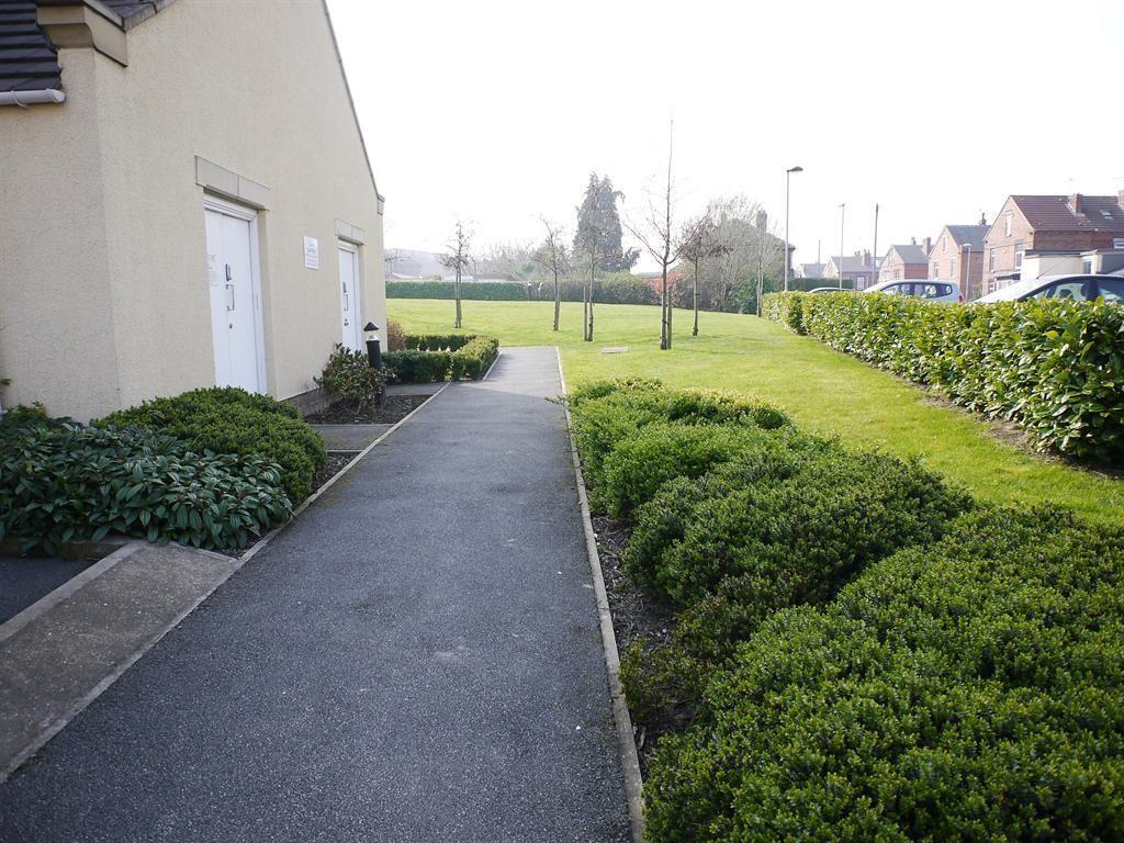 Flat Whitehall Green in Leeds