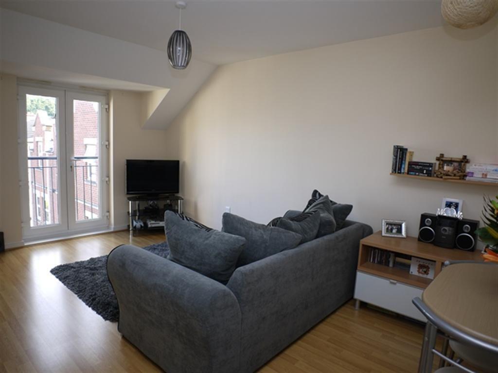 Flat Whitehall Green in Leeds
