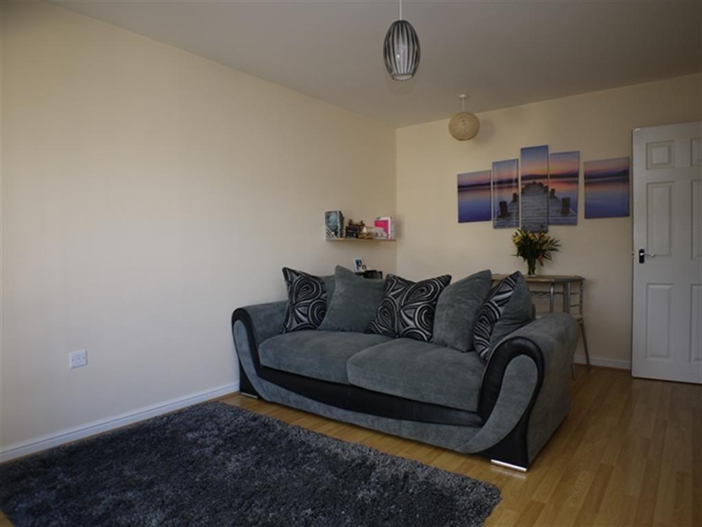Flat Whitehall Green in Leeds