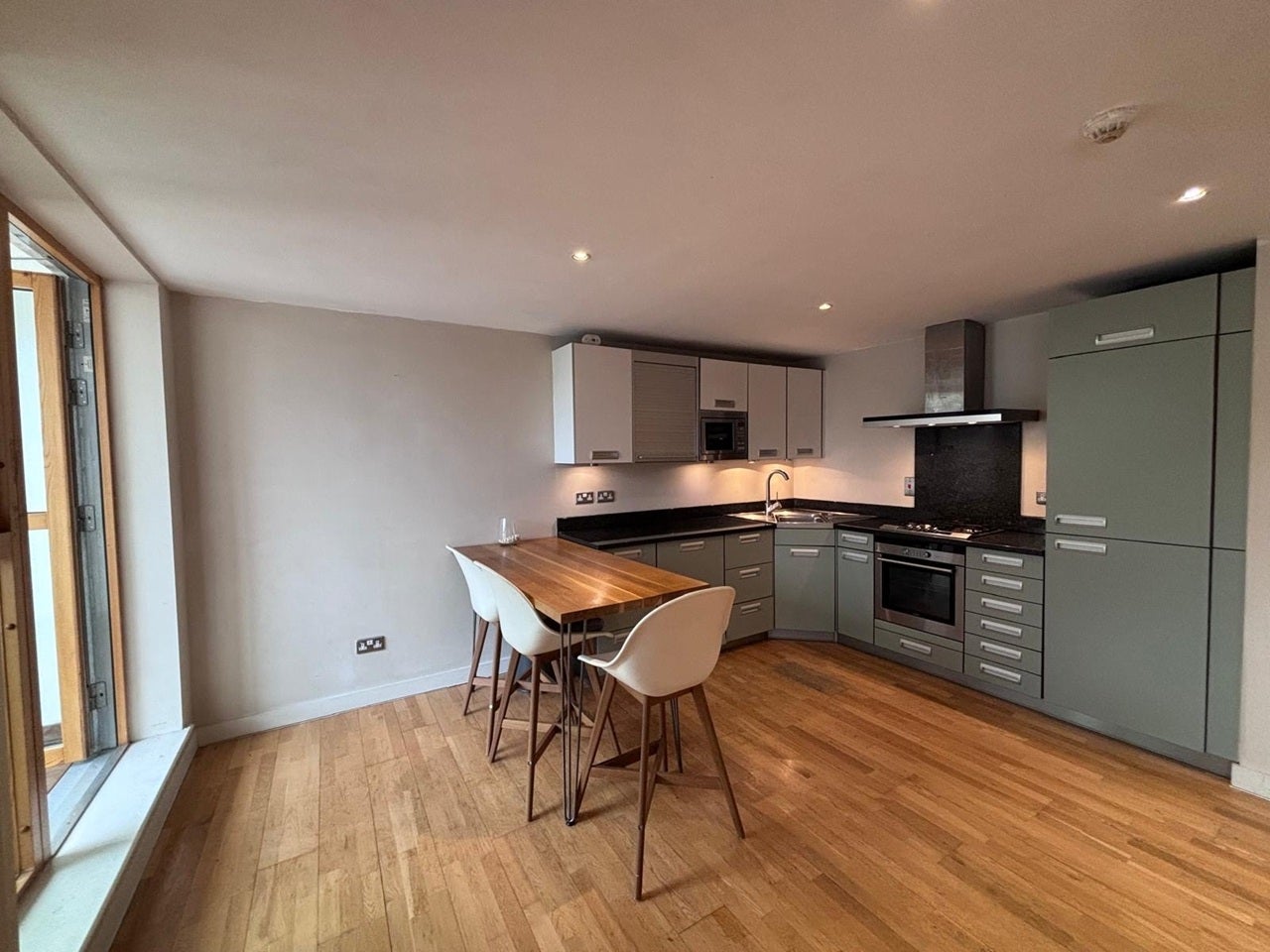 Flat Woolwich Road in Greater London