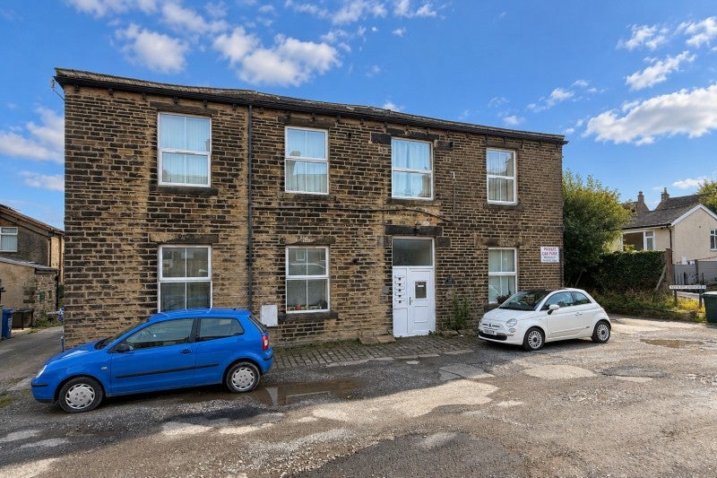 Flat Newby Drive in Crosshills