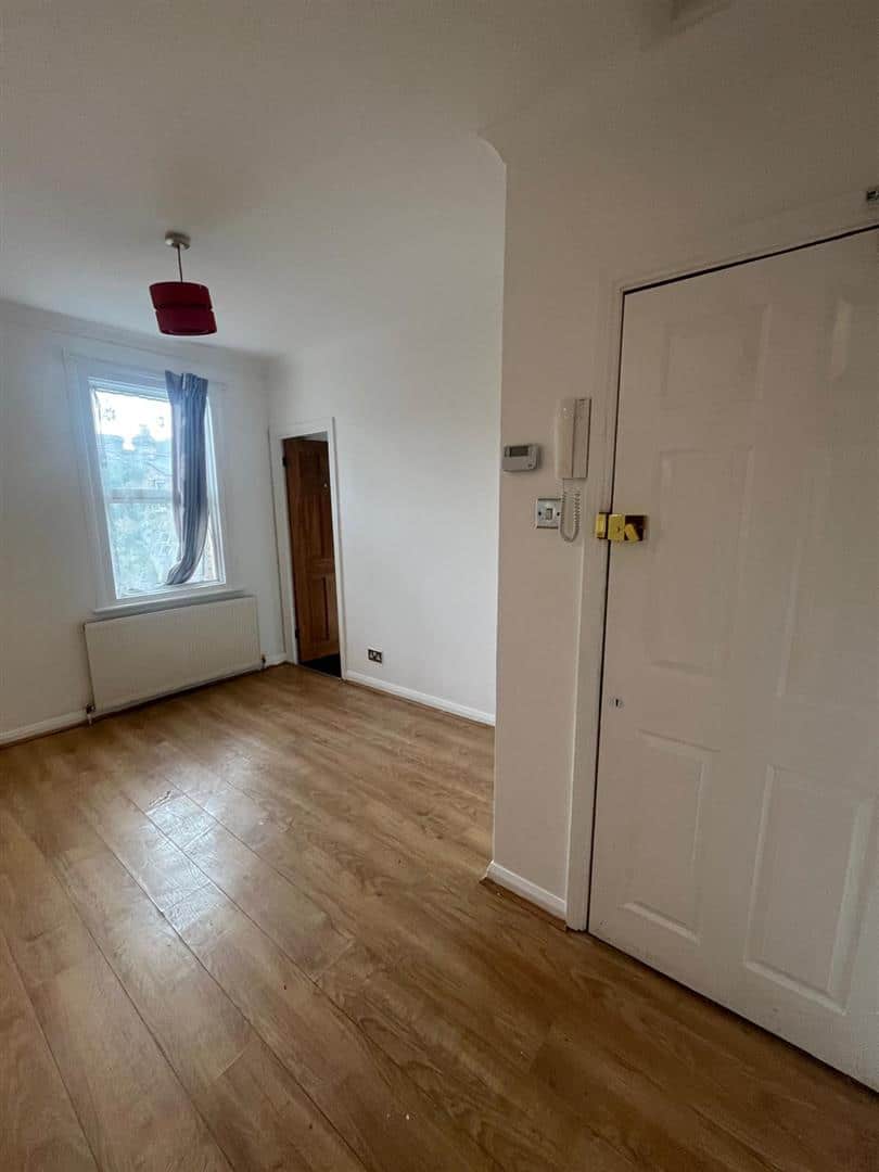 Flat Millfields Road in Greater London