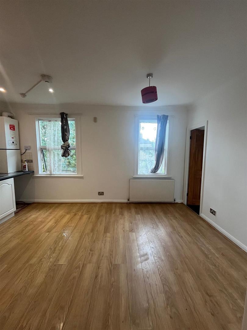 Flat Millfields Road in Greater London