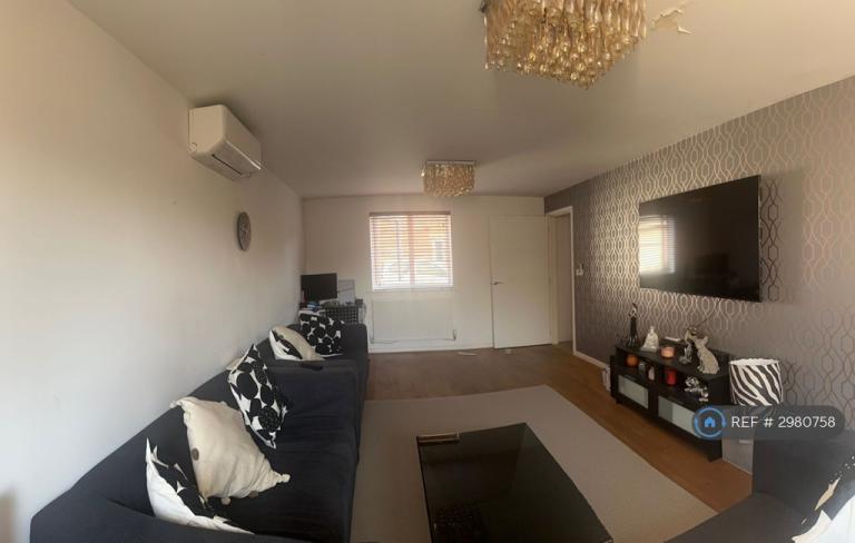 House Woodward Close in Grays