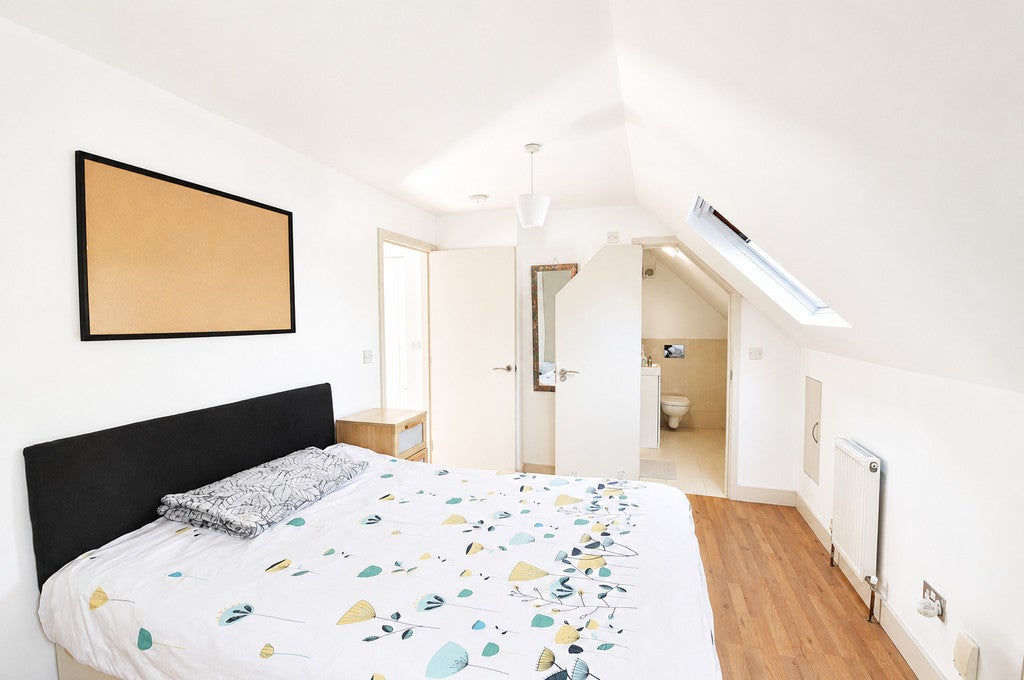 Room Forty Avenue in Greater London