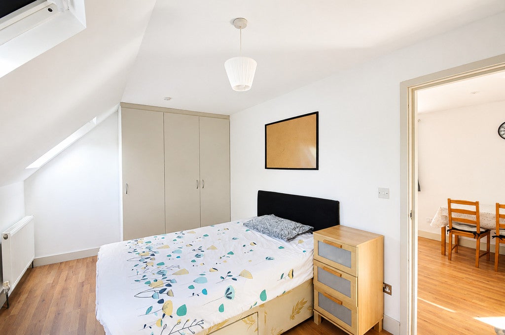 Room Forty Avenue in Greater London