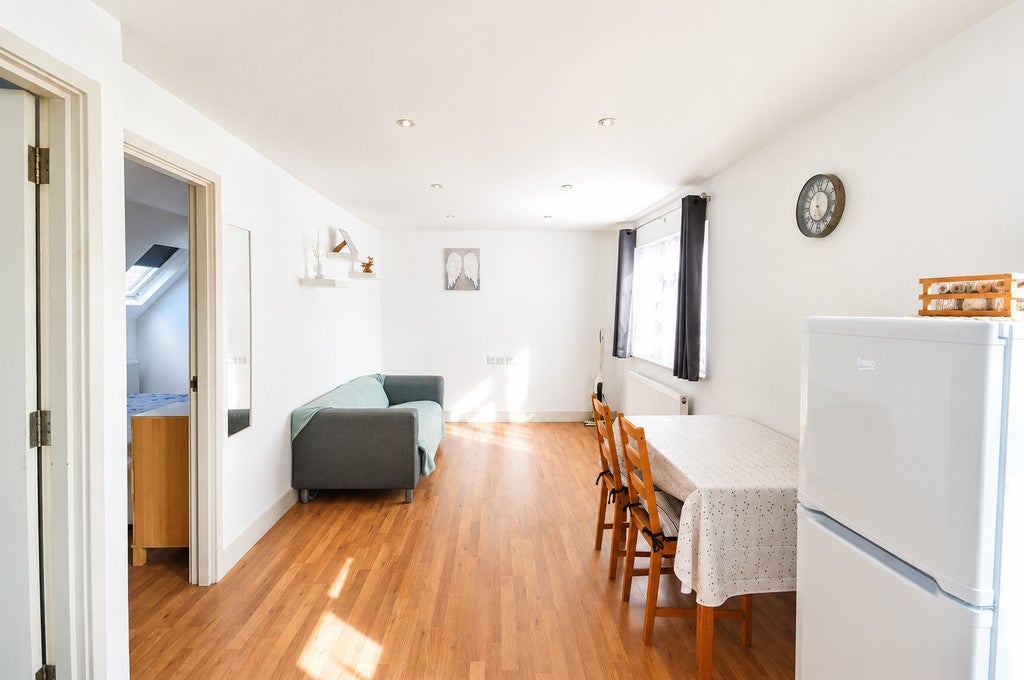 Room Forty Avenue in Greater London