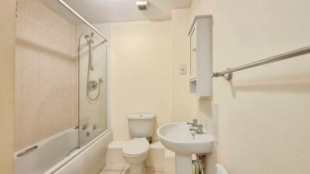 Flat Bramley Court in Dunstable