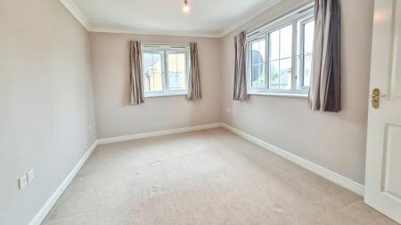 Flat Bramley Court in Dunstable