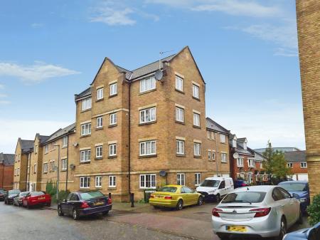 Flat Bramley Court in Dunstable