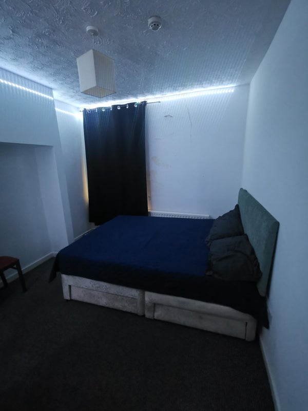 Room Seedley Park Road in Salford