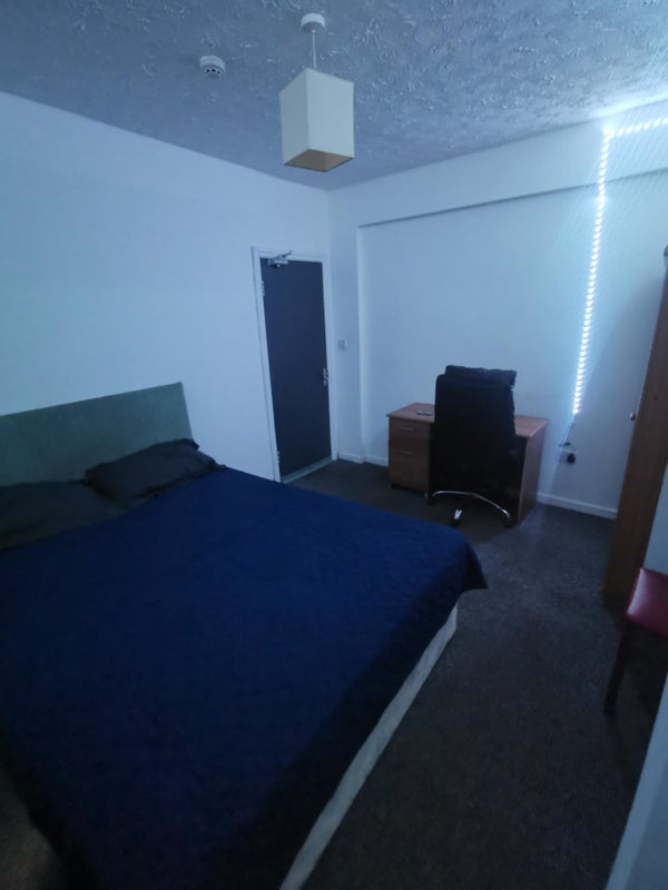 Room Seedley Park Road in Salford