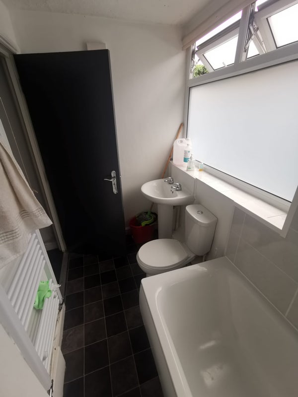 Room Seedley Park Road in Salford