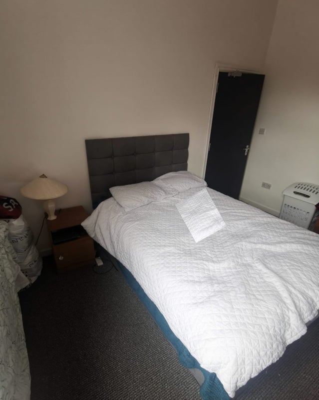 Room Seedley Park Road in Salford