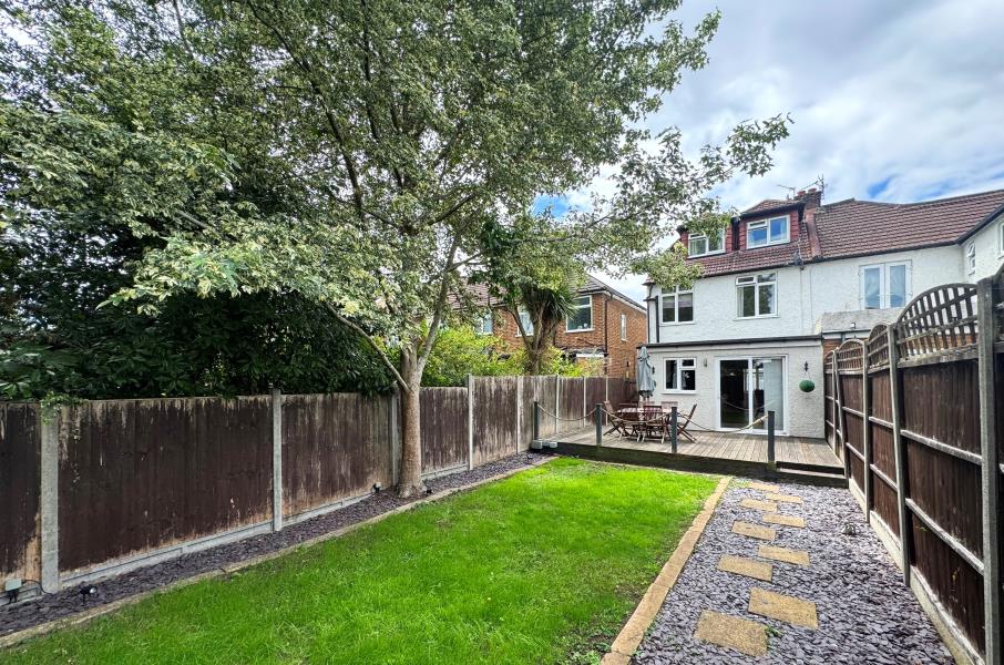 House Cottimore Avenue in Elmbridge